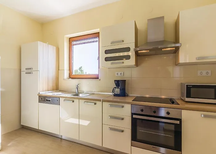 3 Bedroom In Feriehus Ližnjan