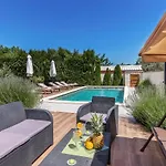 بيت للعطل Stunning Home In Liznjan