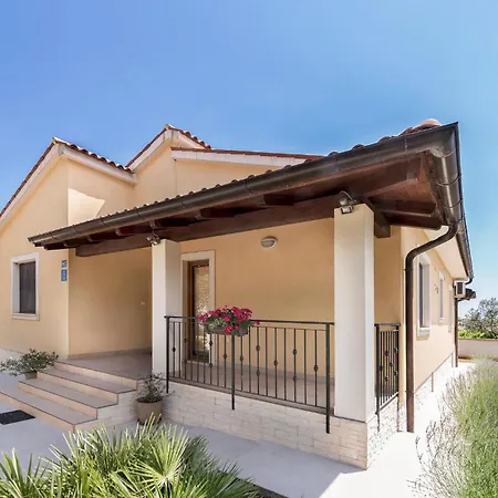 3 Bedroom In Liznjan