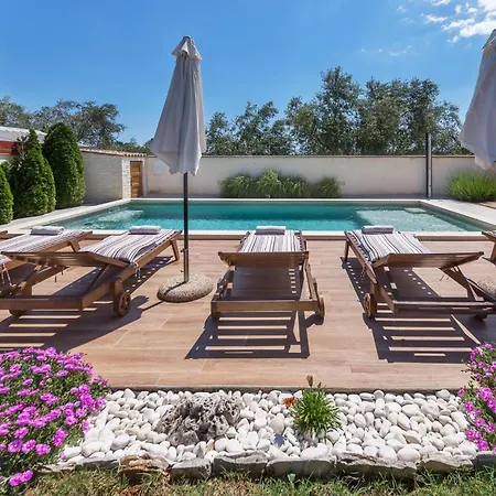 Holiday home 3 Bedroom In Liznjan