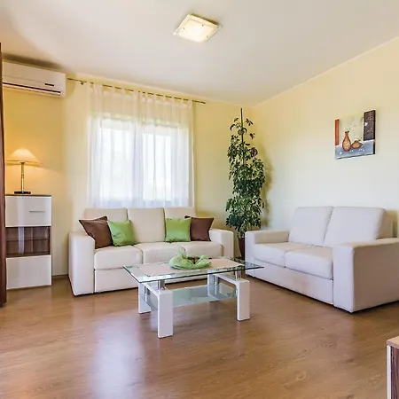 Stunning Home In Liznjan بيت للعطل