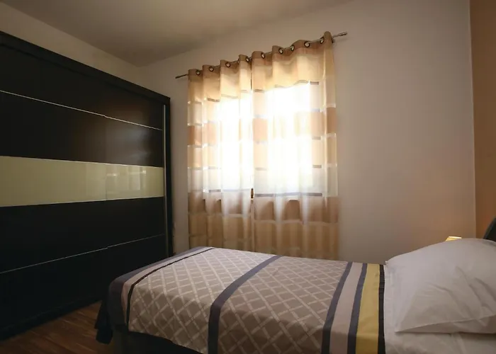 3 Bedroom In Dom wakacyjny Ližnjan